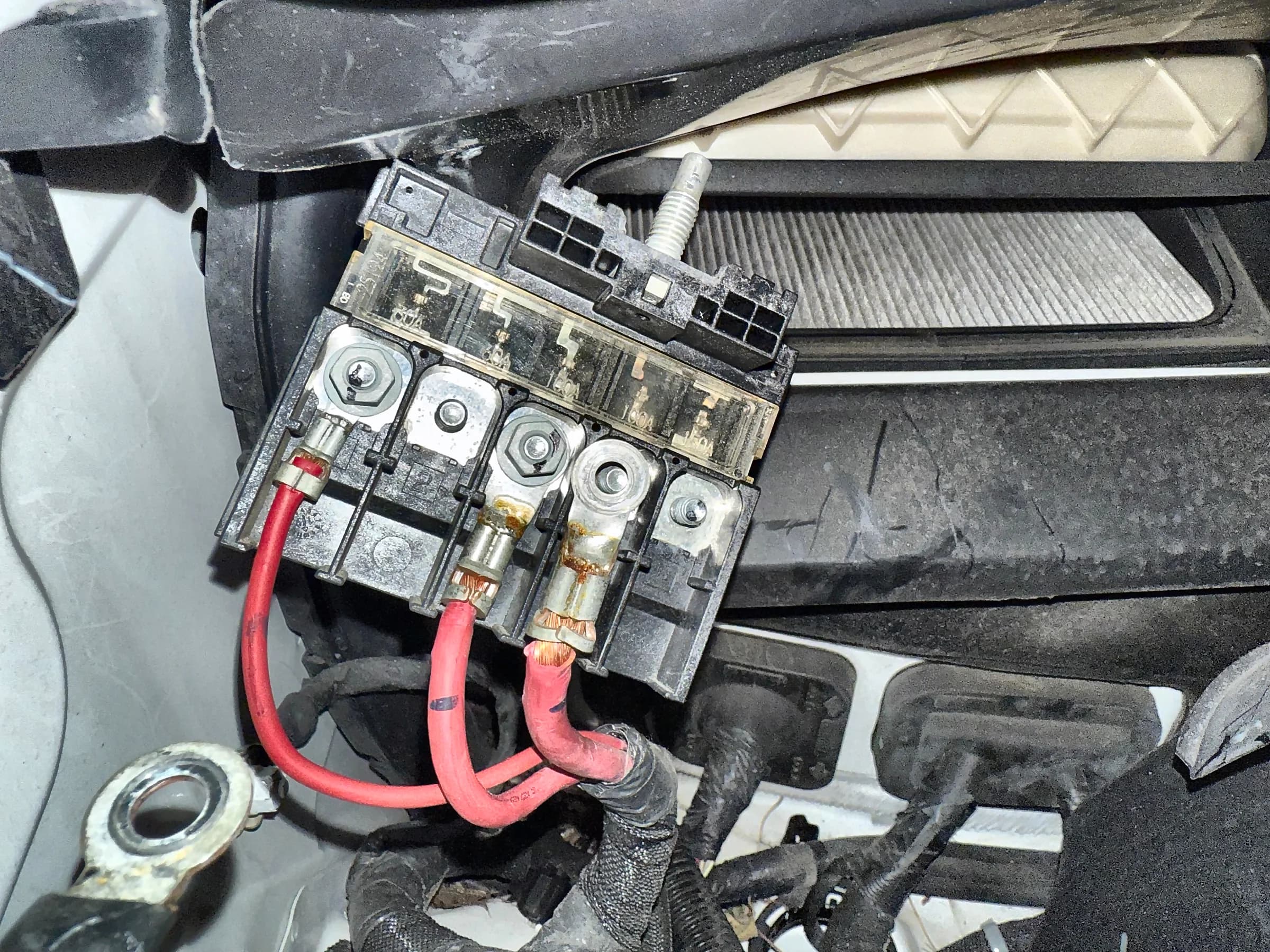 Moe's Garage - fuse block